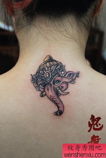 女生后脖子可爱流行的象神纹身图案