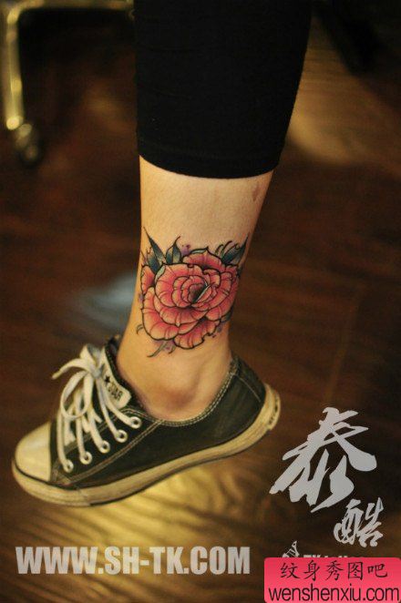 女生腿部漂亮流行的玫瑰花纹身图案