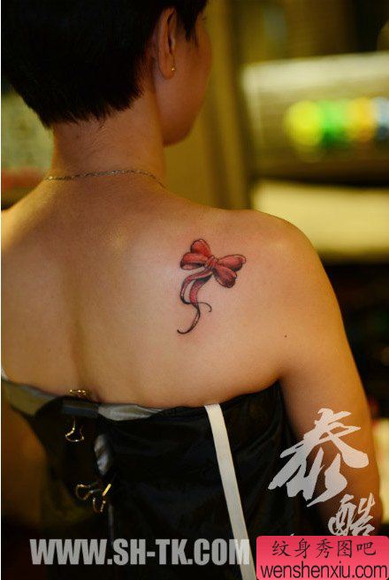 女生肩膀处小巧流行的蝴蝶结纹身图案
