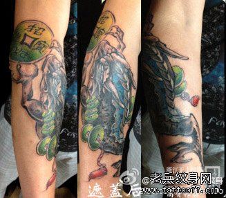 手臂流行很酷的招财金蝉纹身图案
