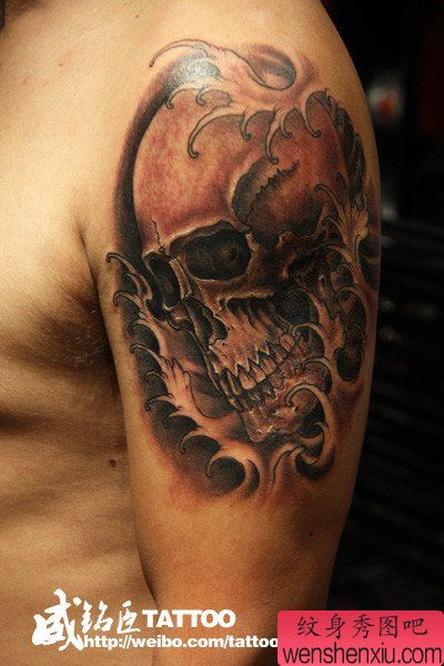男性手臂一幅经典比较酷的骷髅纹身图案