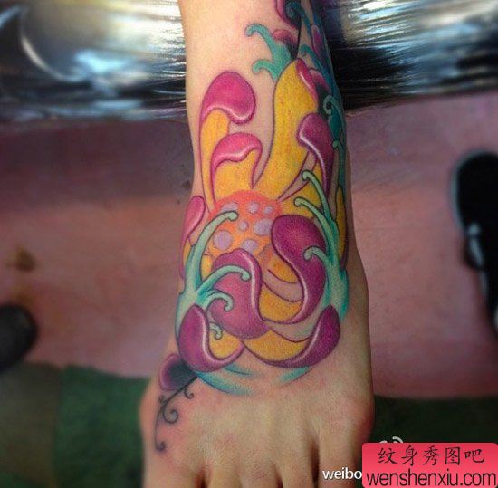 女生脚背唯美经典的彩色莲花纹身图案