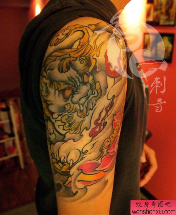 男性手臂很酷的一幅貔貅纹身图案