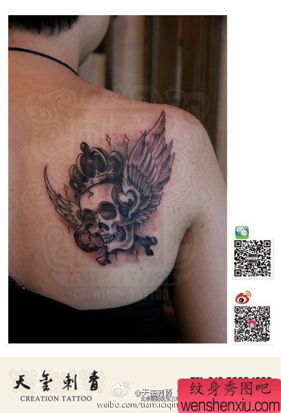 女性后肩背流行很酷的骷髅皇冠纹身图案