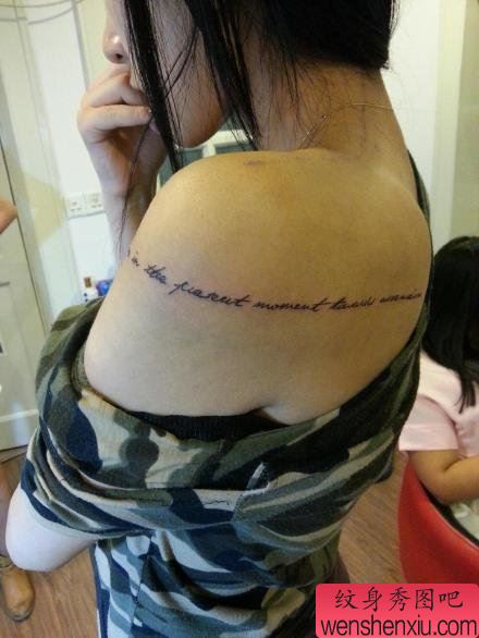 女生手臂到肩背唯美简洁的字母纹身图案