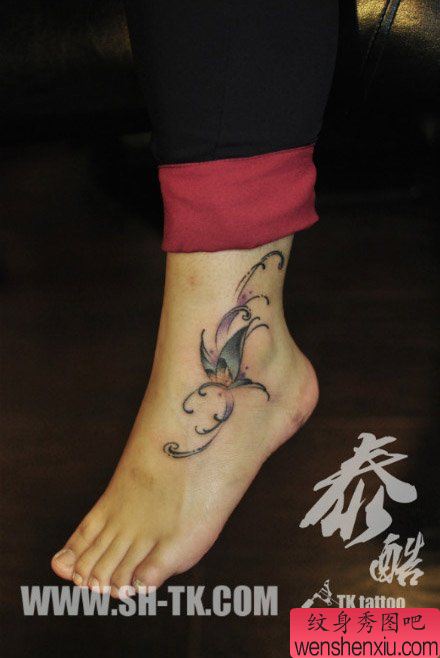 女生脚背小巧流行的蝴蝶纹身图案
