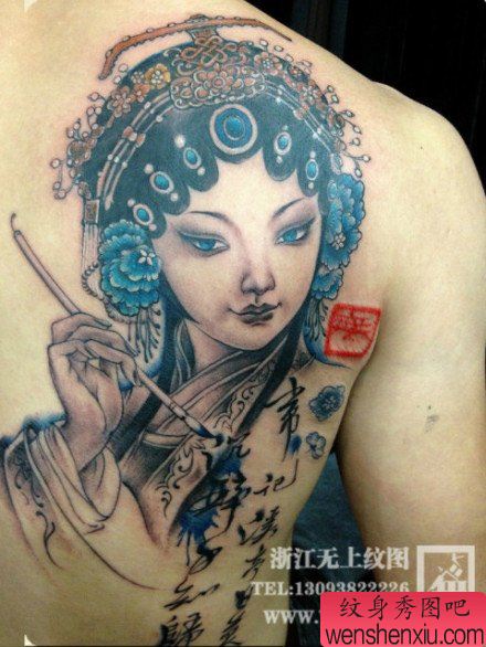 男性后肩背漂亮的花旦纹身图案