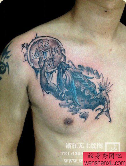 男性胸前经典很酷的水墨金蝉纹身图案