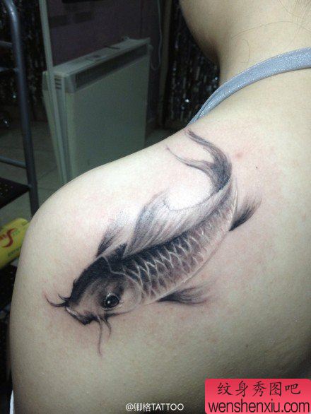 你肩膀处小巧唯美的写意小鲤鱼纹身图案