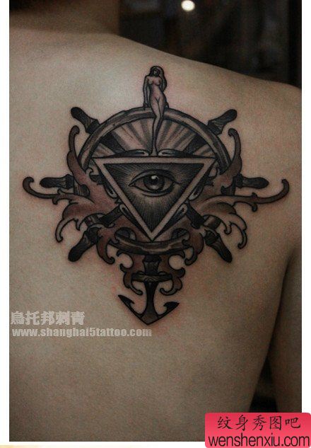 男生肩背很酷流行的全视之眼与船舵纹身图案