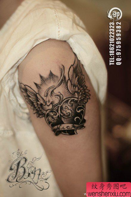 手臂精美流行的黑白爱心翅膀纹身图案