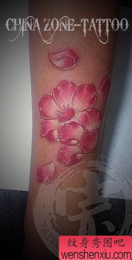 女生手臂漂亮小巧的桃花纹身图案