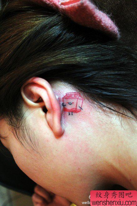 女生耳部小巧的牛奶纹身图案