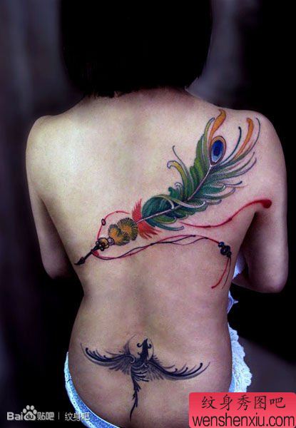 女生后背唯美漂亮的彩色羽毛纹身图案
