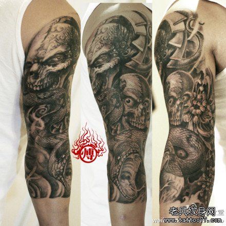 手臂流行很酷的黑白骷髅与蛇纹身图案