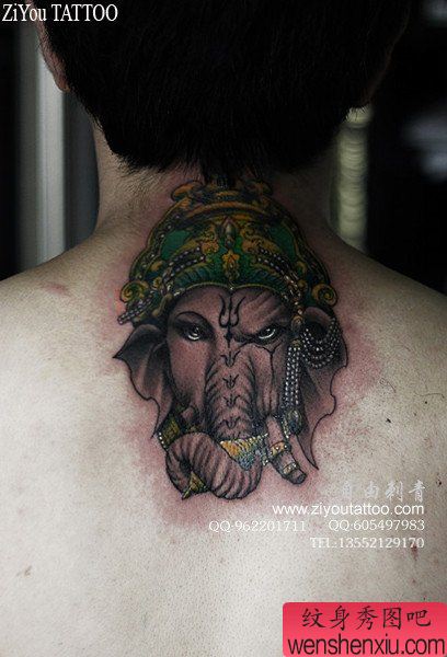 男生脖子处流行很酷的象神纹身图案