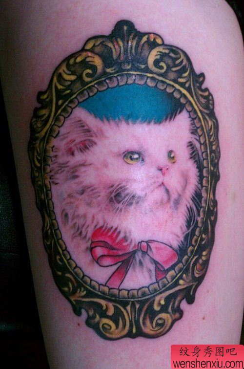 女生腿部呆呆的一幅猫咪纹身图案