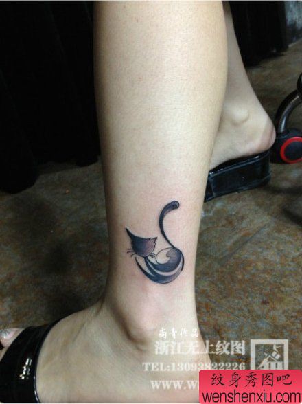 女孩子腿部流行流行的猫咪纹身图案
