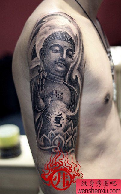 手臂一幅流行很酷的石雕如来佛祖纹身图案