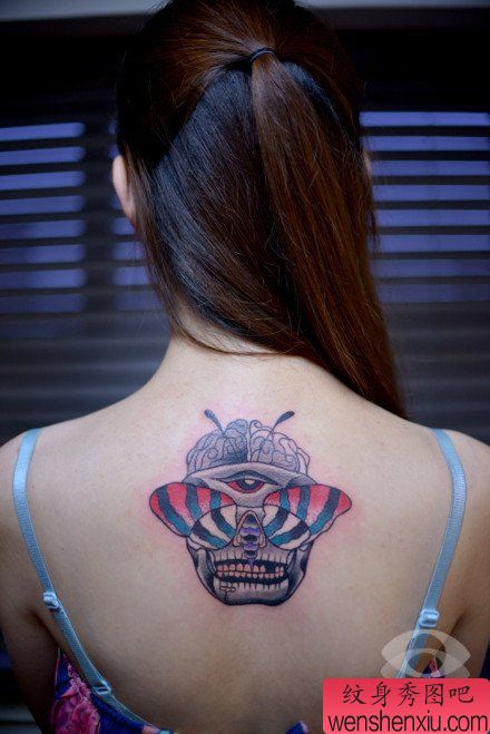美女后背经典另类的飞蛾与骷髅纹身图案