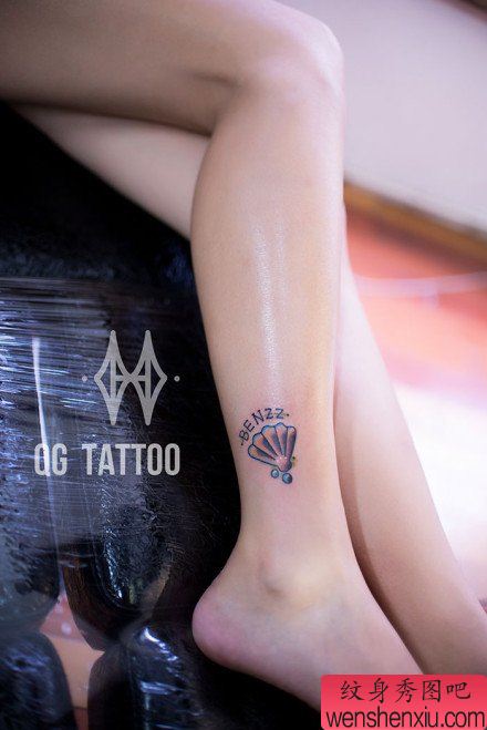 美女腿部一幅小贝壳纹身图案