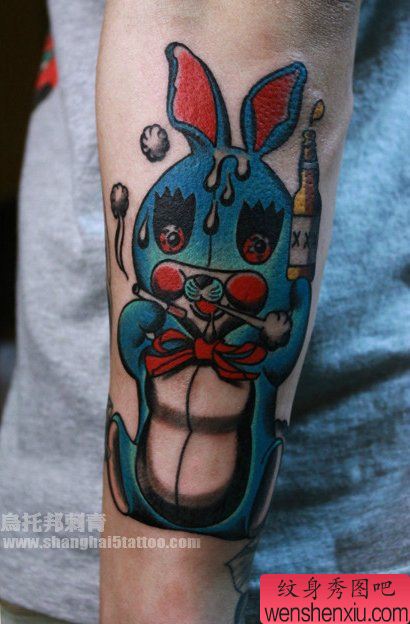 手臂一幅抽烟喝酒的兔子纹身图案