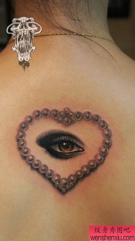 美女后背精美流行的眼睛纹身图案