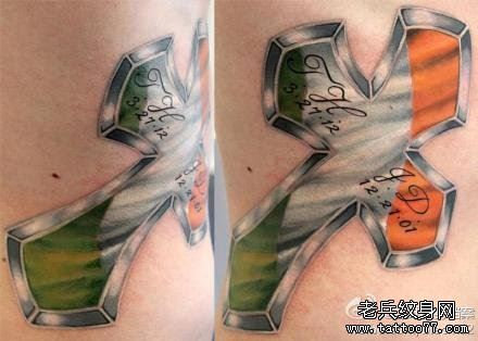一幅经典的欧美彩色十字架纹身图案