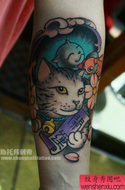 手臂流行的一幅招财猫纹身图案