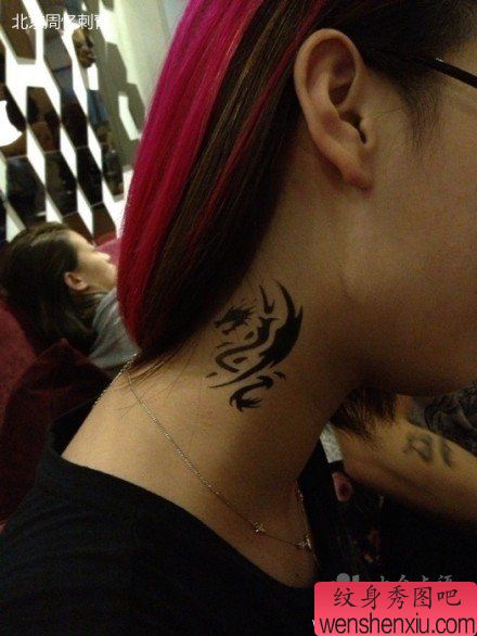 女生脖子处流行很酷的图腾龙纹身图案