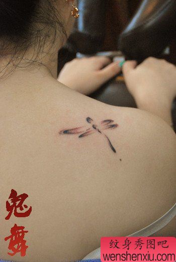 女生肩膀处小巧唯美的小蜻蜓纹身图案