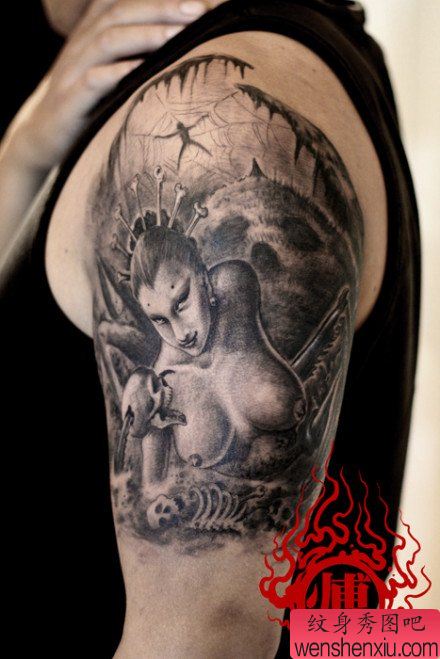 男性手臂一幅超帅的蜘蛛精纹身图案