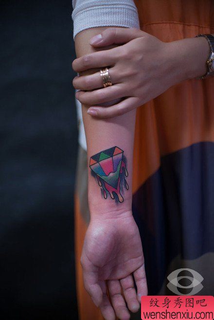 女生手腕精美流行的彩色钻石纹身图案