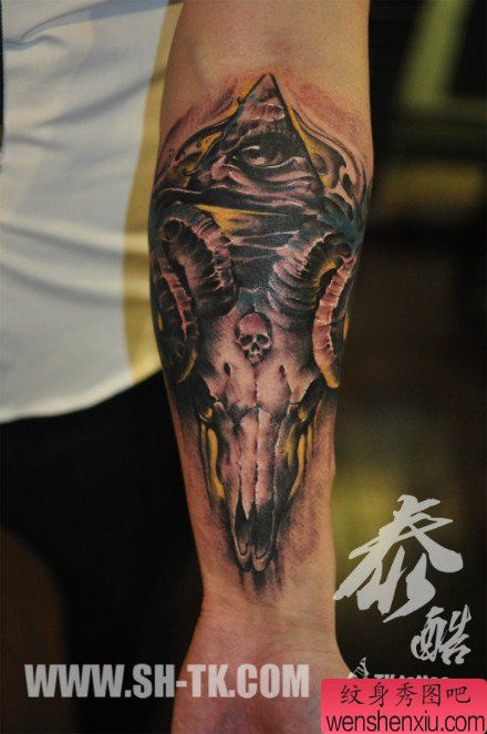 男生手臂流行很酷的羊头骷髅纹身图案
