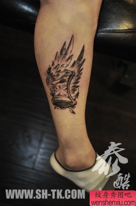 腿部流行很酷的沙漏与翅膀纹身图案
