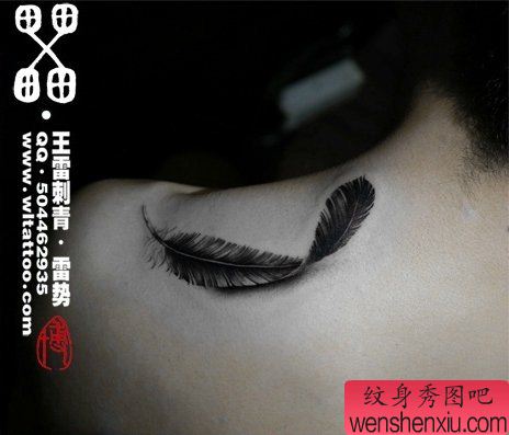 美女肩膀处唯美写实的羽毛纹身图案