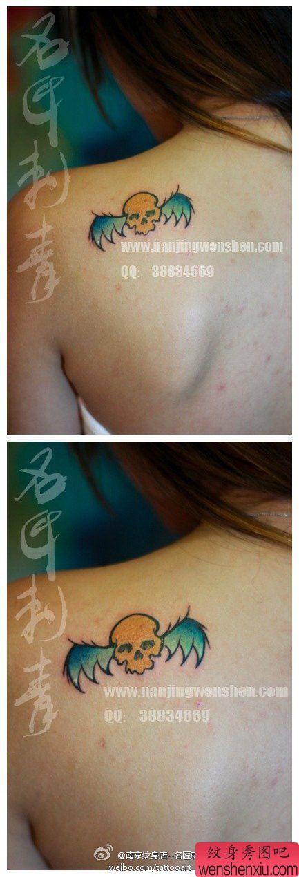 女生肩背小巧流行的骷髅翅膀纹身图案
