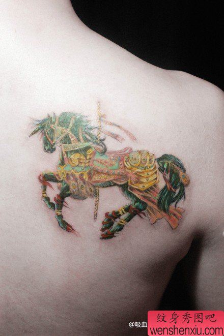 男性肩膀处流行流行的旋转木马纹身图案