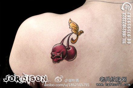 女生肩背流行小巧的骷髅樱桃纹身图案
