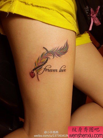 女生腿部唯美漂亮的彩色羽毛纹身图案