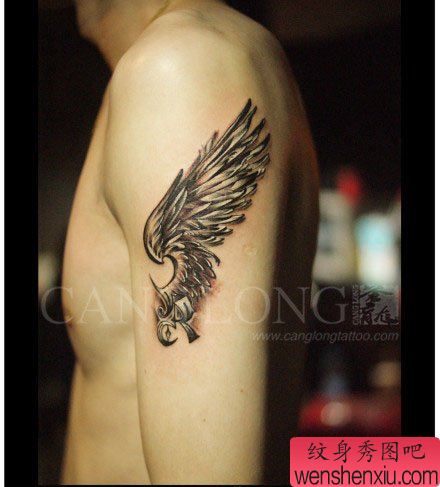 男性手臂好看流行的黑白翅膀纹身图案