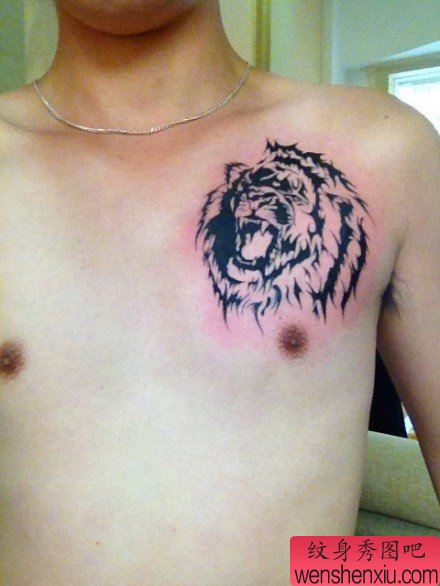 男生前胸超酷霸气的图腾狮头纹身图案