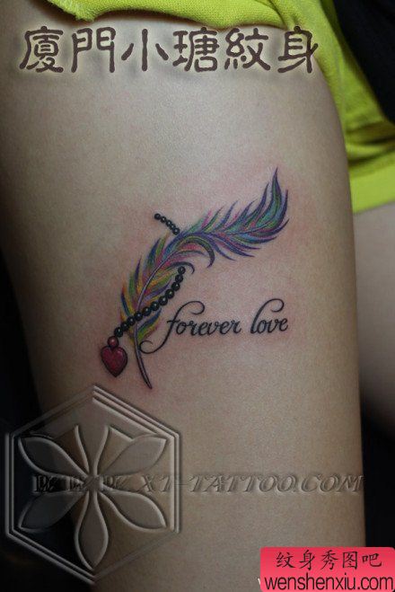 美女大腿漂亮的彩色羽毛纹身图案