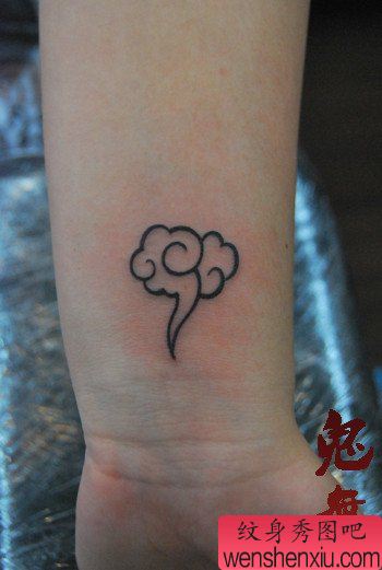 女生手腕小巧时尚的小云纹身图案