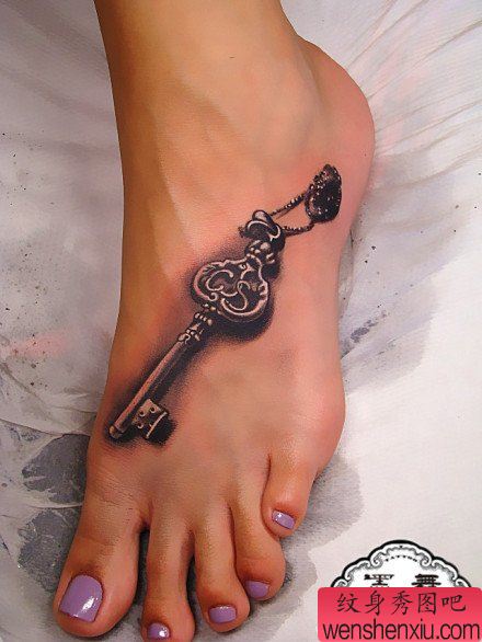 女生脚背流行精美的钥匙纹身图案