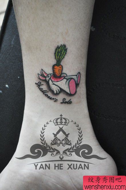 女生腿部小巧另类的小兔子纹身图案