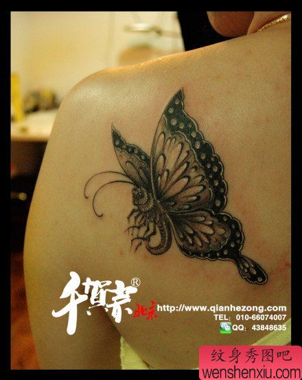 美女后肩背流行唯美的黑白蝴蝶纹身图案