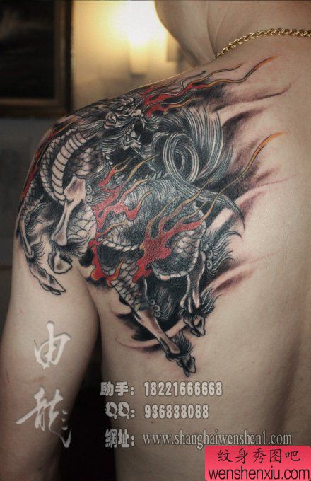 男生后肩背霸气经典的麒麟纹身图案