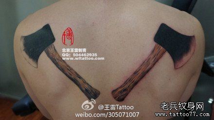 男性后背超酷帅气的斧头纹身图案