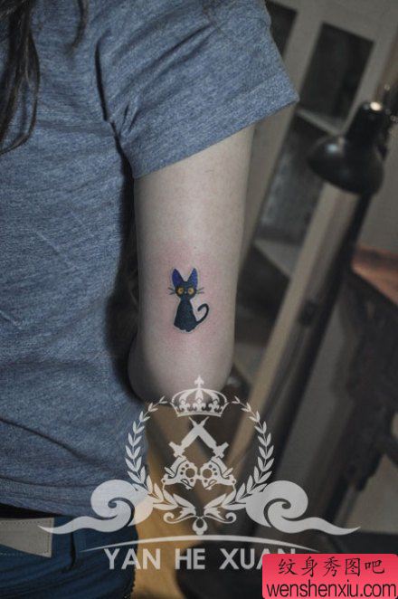 女生手臂小巧可爱的图腾猫咪纹身图案